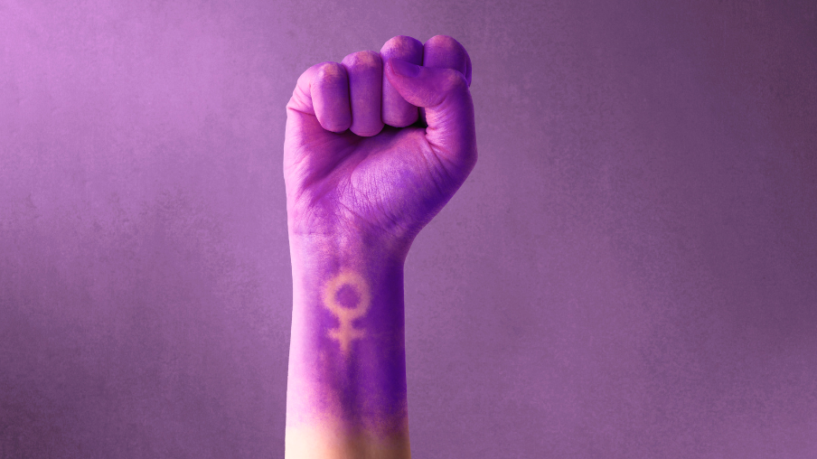 puño morado para la huelga feminista en Euskadi